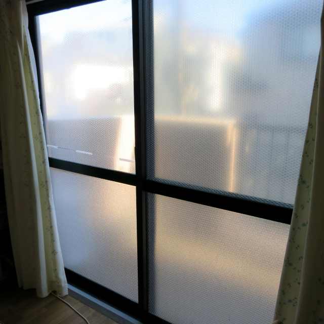 断熱シートを貼った窓ガラス