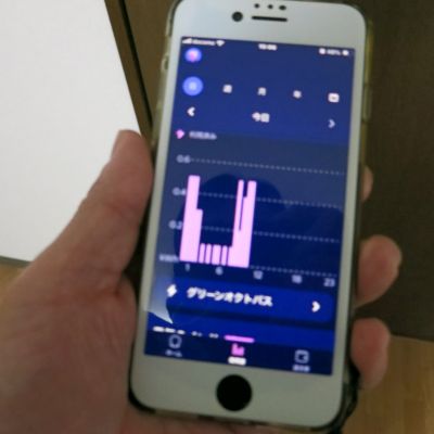 オクトパスエナジーのスマホアプリにて電気使用量を確認している様子